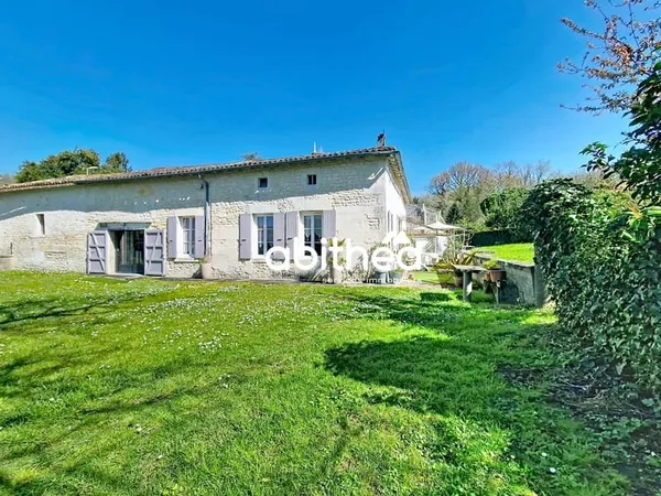 CHARENTAISE DE 2 CHAMBRES | 160M² DE POTENTIEL | 1500M² DE TERRAIN - SECTEUR PONS (17)