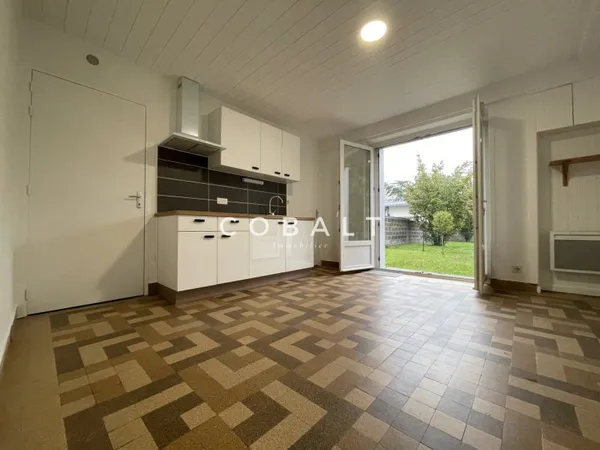 Appartement T2 en rez-de-chausée avec garage et jardin priv