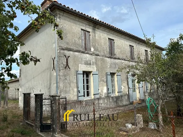 ANCIEN CORPS DE FERME: propriété de 1,7 hectares, maison en
