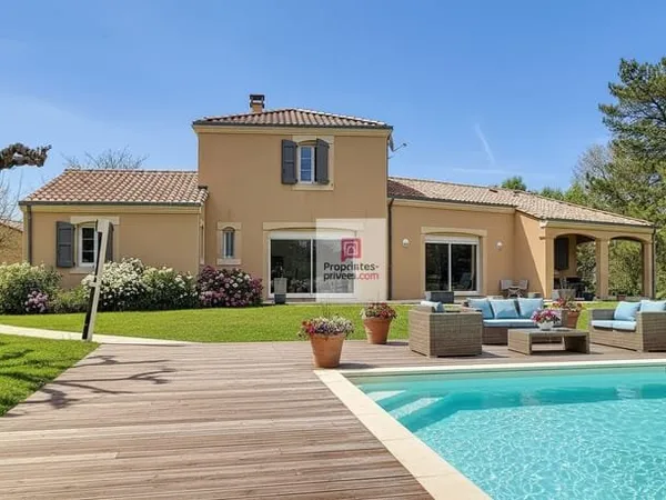 Belle propriété de charme, loin des regards indiscrets. 4 chambres. Piscine. Double garage. Dépendan