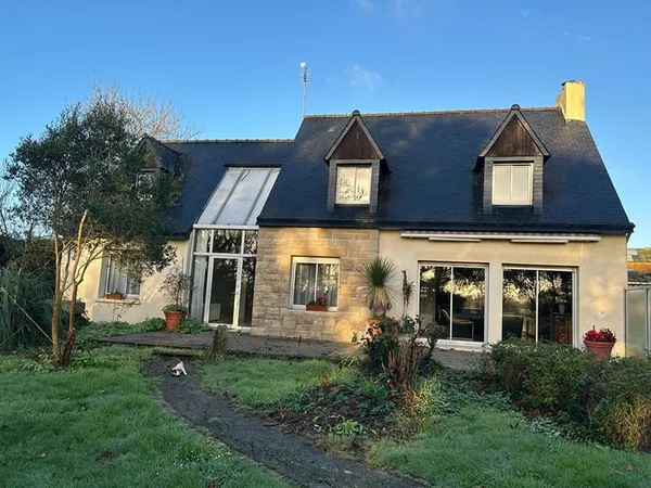 Maison Spacieuse à Vendre à Lanildut - Un Bien Rare !