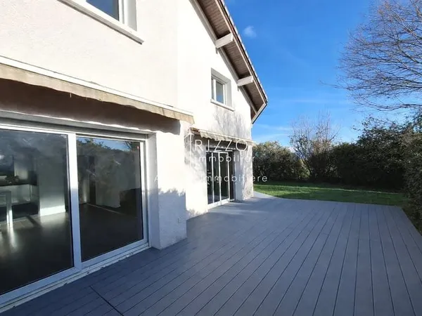 PRÉVESSIN-MOËNS Maison T6 de 180 m2