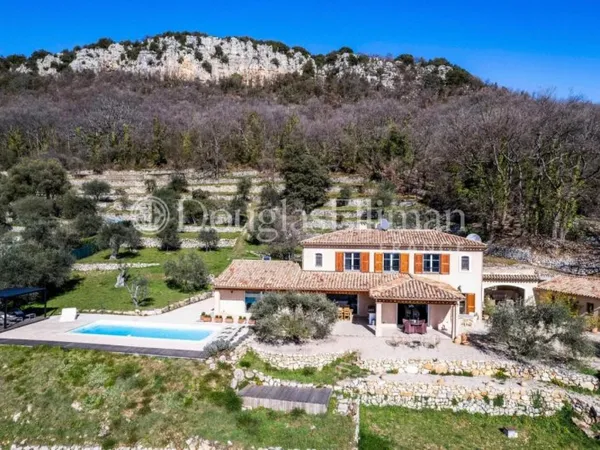 CHATEAUNEUF-DE-GRASSE : Villa avec vue panoramique sur la mer et