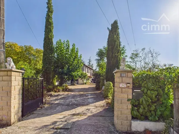 Villa proche commodités, vue dégagée, belles prestations