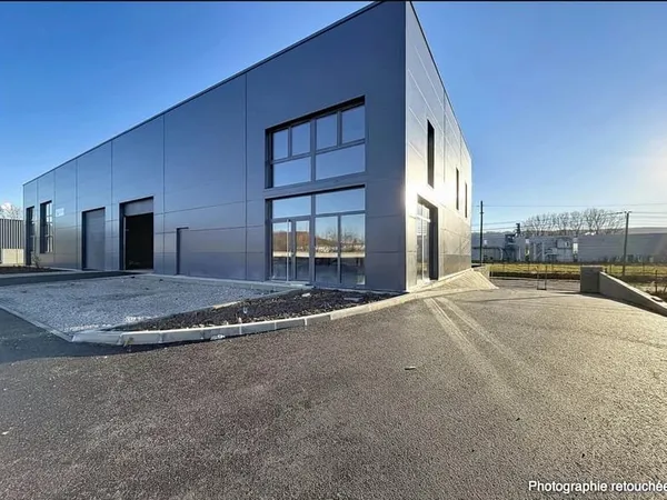À LOUER - LOCAL COMMERCIAL INDÉPENDANT 400 m² Bourgoin Jallieu
