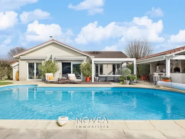 Maison familiale avec piscine de plein pied