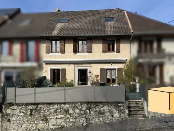Grande maison de village au centre de Chindrieux