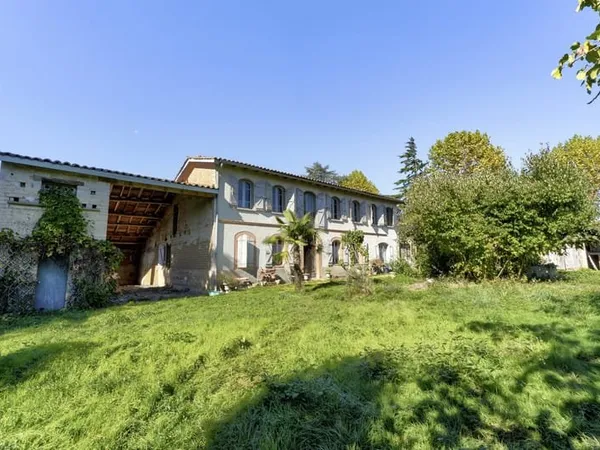Maison familiale avec dépendances et grand terrain Labasti