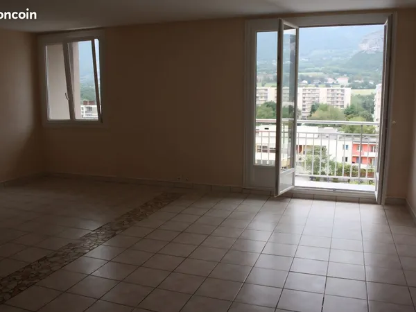 T3 lumineux traversant est ouest dans residence calme arc en ciel