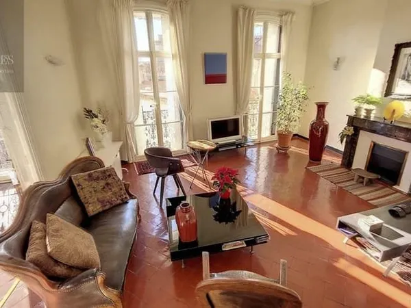 APPARTEMENT BOURGEOIS DE 156 M² . TRES BEL IMMEUBLE DU CENTRE VILLE DE PERPIGNAN . TROISIEME ETAGE