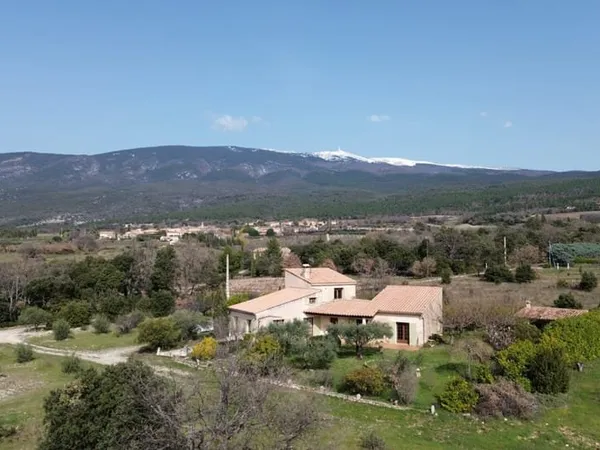 Grande maison traditionnelle dans un cadre verdoyant