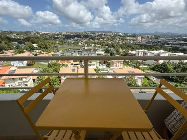 Alouer Bel Appartement T3 Meublé de 65M2 situé Morne Pavillon dans résidence de standing 1900 euros 