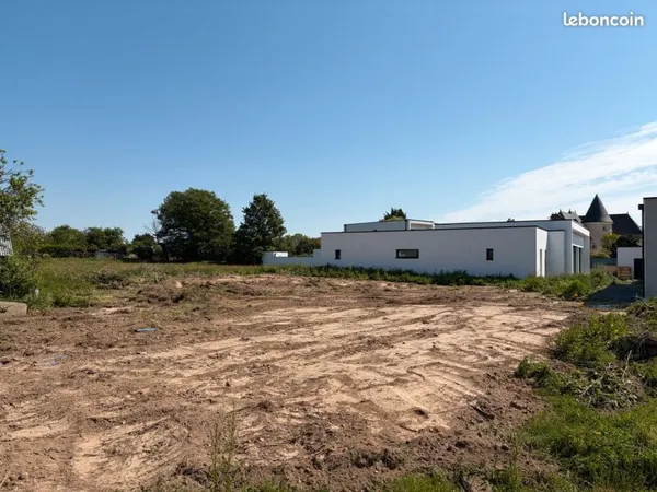 Terrain libre de construction - 1153 m² - avec dépendance