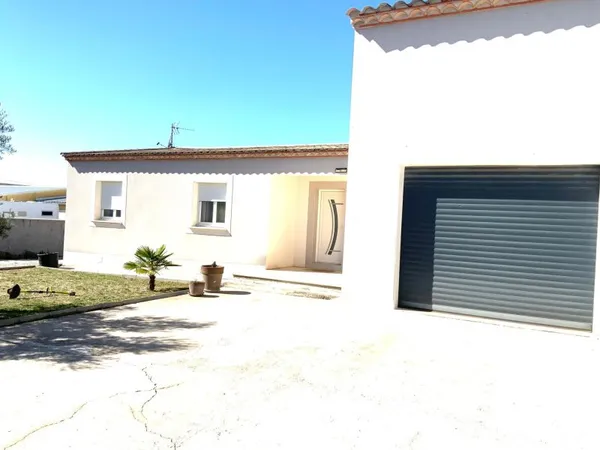 Maison T4 de 130m2 sur parcelle de 1124m2 en zone artisanale avec Hangar attenant .