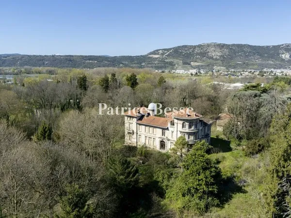Au centre de la capitale de la Drôme, entouré d'un parc de 4 ha, un château du début du 20e s. Class