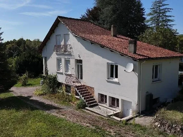 Ontdek dit ruime huis uit de jaren 60 met veel potentieel, gelegen vlakbij het centrum van Le Bugue