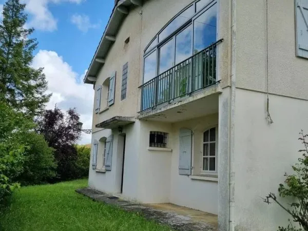 Belle maison de 1970 entourée d'arbres