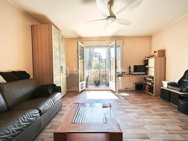 T4 traversant avec balcon plein sud - un potentiel à révéler au coeur de Neuville-sur-Saône