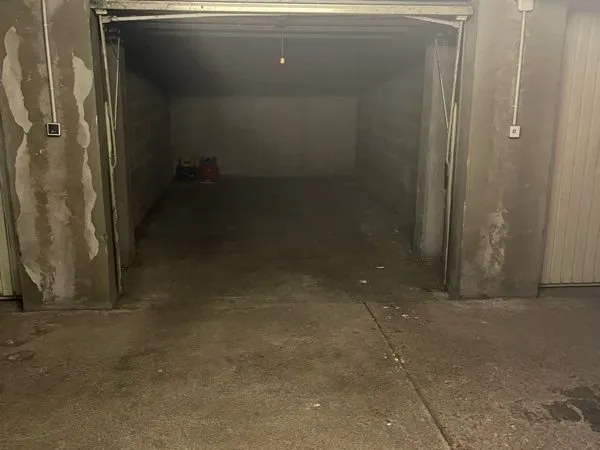 Garage box fermé, Villeurbanne, métro République