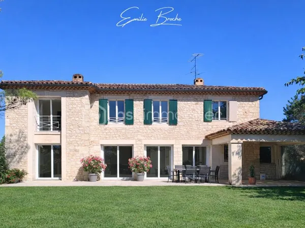 Maison 10 pièces 240 m²