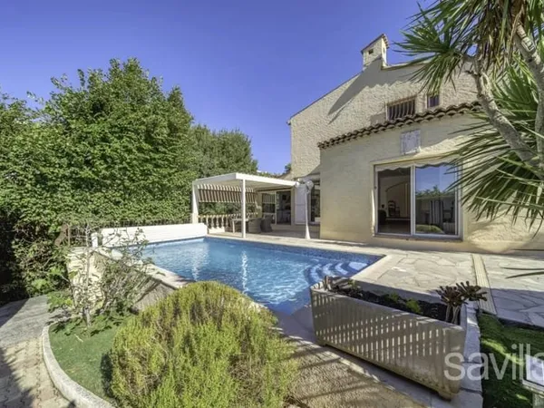 Villa jumelée dans un domaine fermé