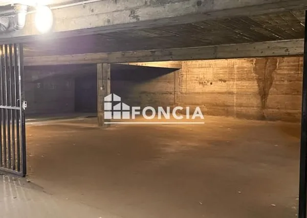 PARKING EN SOUS-SOL rue des jacobins-