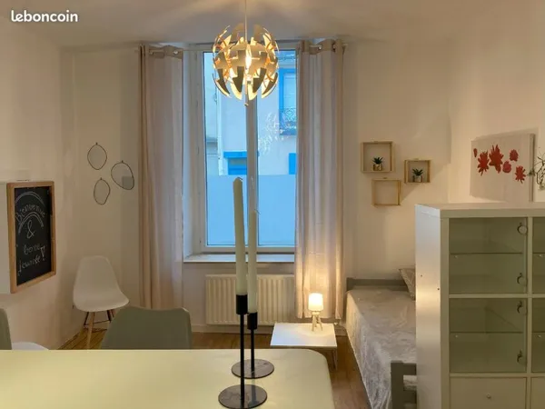 Chaleureux studio s/rue calme dans petite résidence