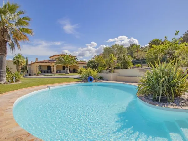 Villa T5 et son T2 indépendant, piscine, garage 215 m2 habitables sur un terrain de 2800 m2
