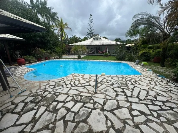Superbe maison T5 avec piscine et jardin arboré de 1258 m2 Un véritable havre de paix