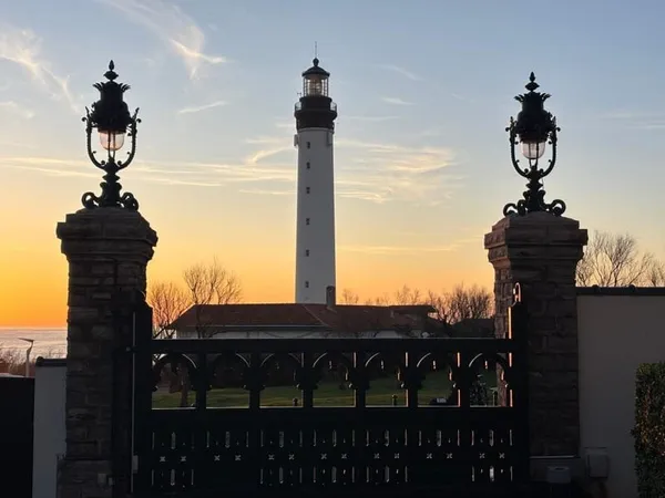 L'HORIZON POUR SEUL VIS-À-VIS : L'EXCEPTION AU PHARE DE BIARRITZ