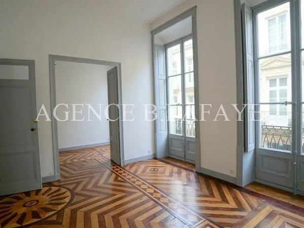 BEL APPARTEMENT EN BON ÉTAT - BALCON ET CAVE