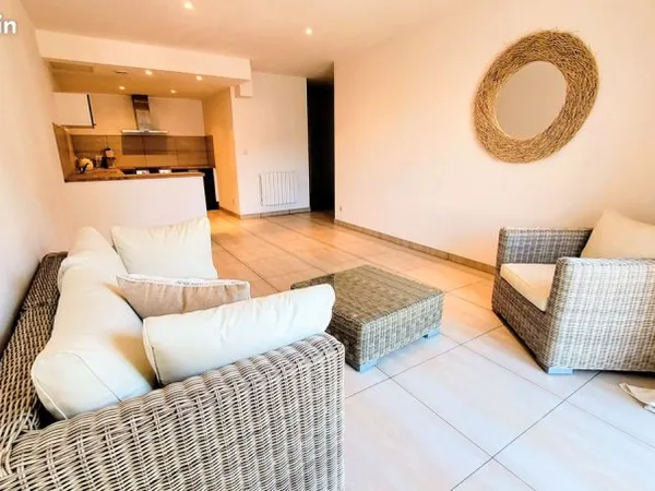 Très beau T3 moderne de 62.45 m², 1er étage au centre du village, faibles charges