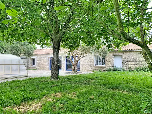 À Vendre, maison en pierre, 4 chambres, piscine couverte, dépendances, grand terrain, située à Chail