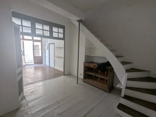 Local commercial 1 pièce 86 m²