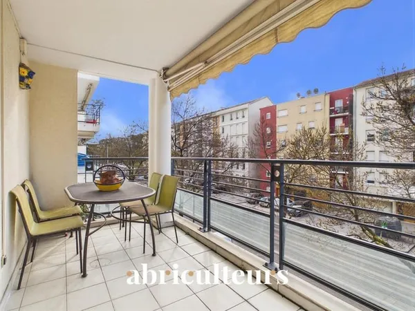 Grand 2 pièces avec terrasse - Bron au pied du tram
