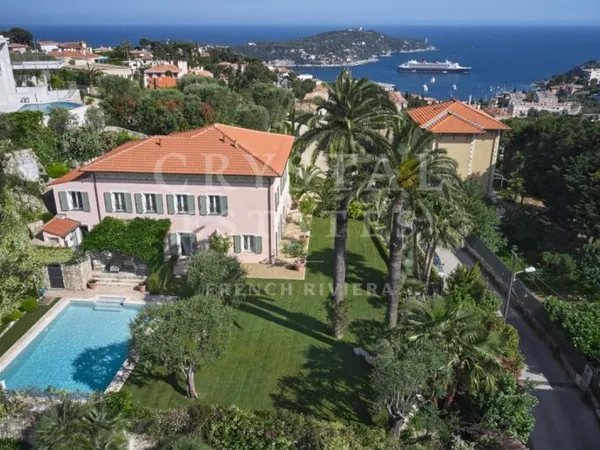 Exclusivité- Belle et spacieuse villa avec jardin paysagé et vue mer