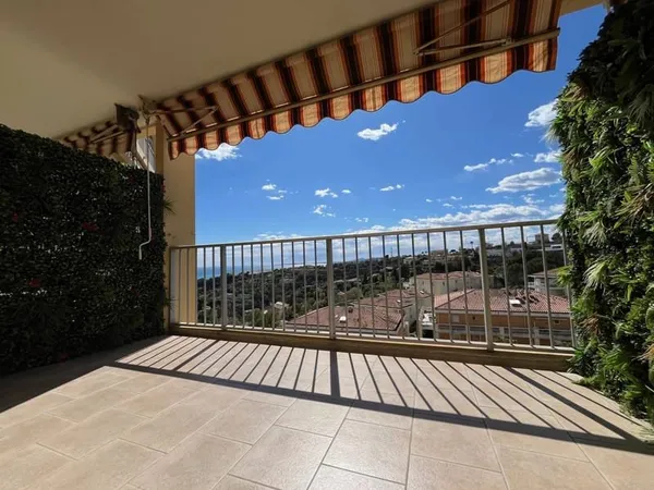 NICE CORNICHE BELLEVUE - DANS UNE RESIDENCE DE STANDING AVEC PISCINE, GRAND 3 P DE 80M2 AVEC VUE PAN