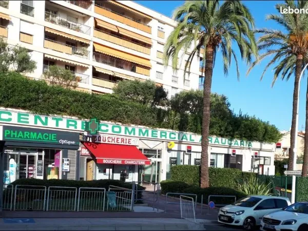 A LOUER DIRECTEMENT PROPIETAIRE LOCAL 33 m2 + MEZANINE, CENTRE COMMERCIAL ARAUCARIA, 40 AV STE MARGU