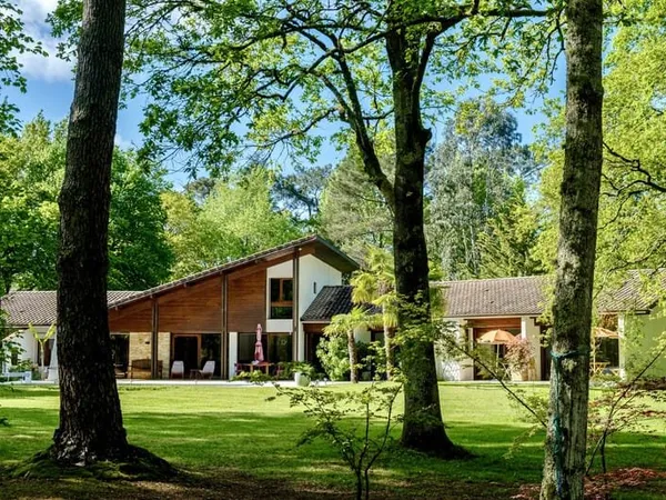 Villa d'architecte des années m2 Terrain de 1,6 ha Piscine Calme absolu