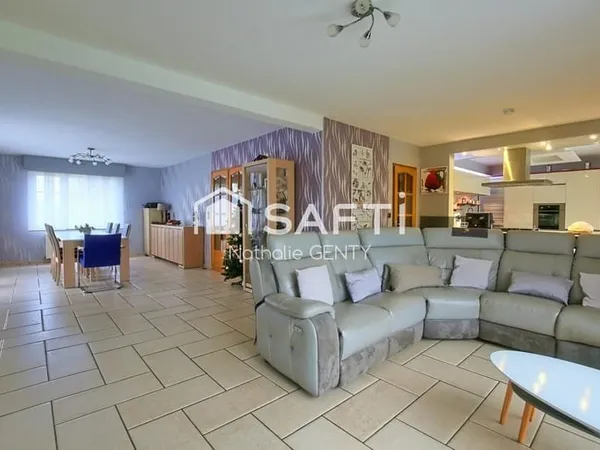 MAISON D' ARCHITECTE SEMI PLAIN-PIED DE 200 M2 AVEC JARDIN ET DOUBLE GARAGE À TÉTEGHEM