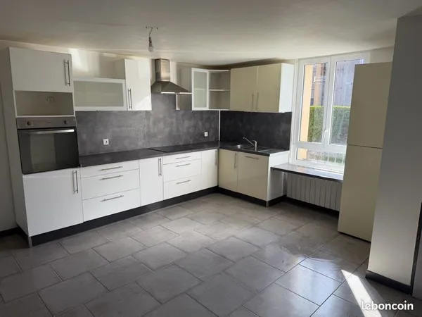 Maison rénovée de 121 m² - 3 grandes chambres - jardin - garage - centre village