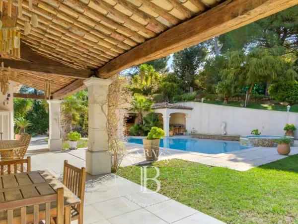 Vente - Sanary - Beaucours - Belle Villa Traditionnelle - Piscin