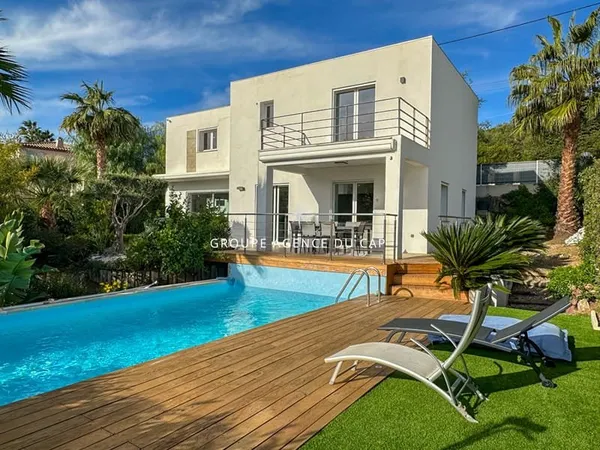 A VENDRE VILLA 4 PIECES 105M2 AVEC PISCINE PROCHE DU CENTRE VILLE DE SAINT AYGULF