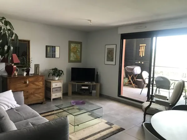 Appartement climatisé avec ascenseur, terrasse et deux place