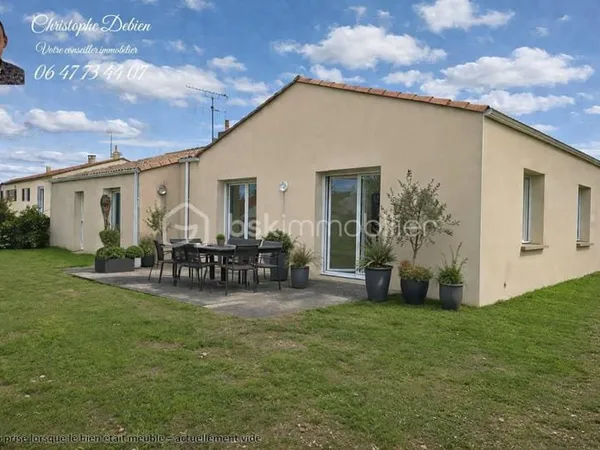 PAVILLON DE PLAIN-PIED 100 M² - 3 CHAMBRES - GARAGE - JARDIN 560 M² - CENTRE CHAVAGNES-EN-PAILLERS
