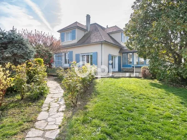 Maison 5 pièces 242 m²