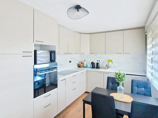 Maison individuelle spacieuse avec 3 garages, terrasse et jardin aux portes des frontières !
