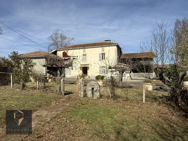 FERME A RENOVER - T5 - 190 M2 - DEPENDANCES - MARES - PUITS - VUE PYRÉNÉES