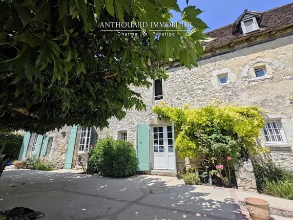 Demeure forte, piscine, gîtes