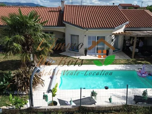 Maison individuelle avec jardin arboré et piscine